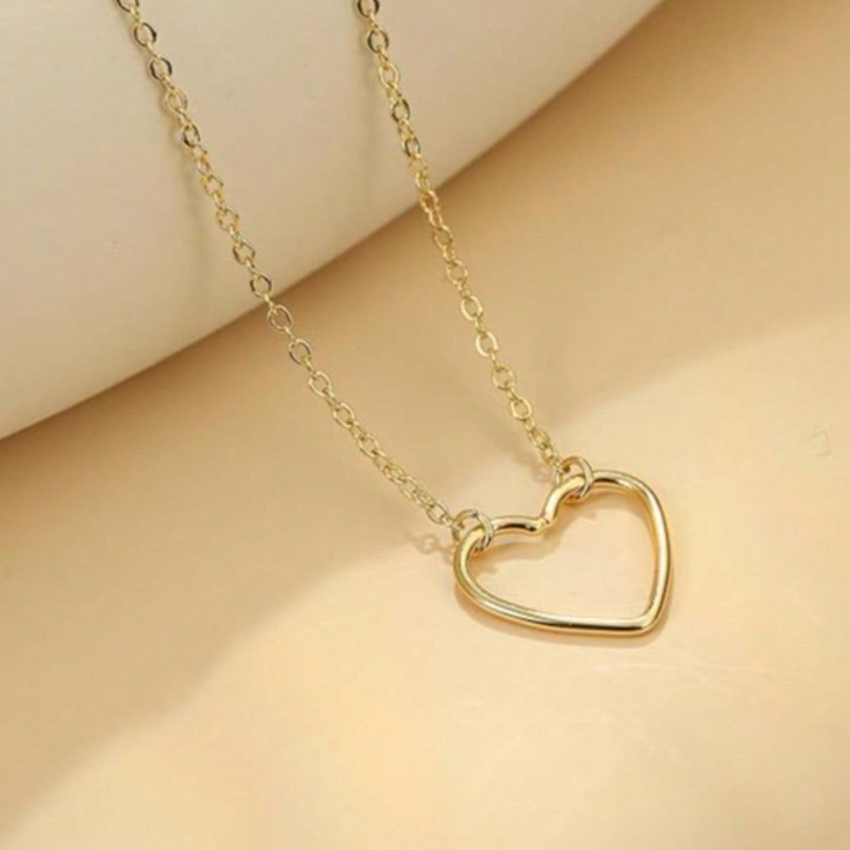 Fashionable Minimalist Hollowed-out Heart Necklace For Women With A Niche Design